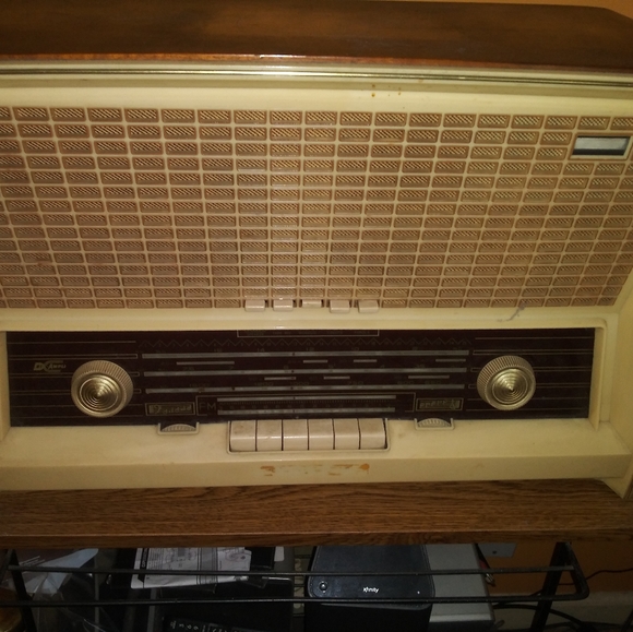 Antique Tube Table Radio - Picture 2 of 10
